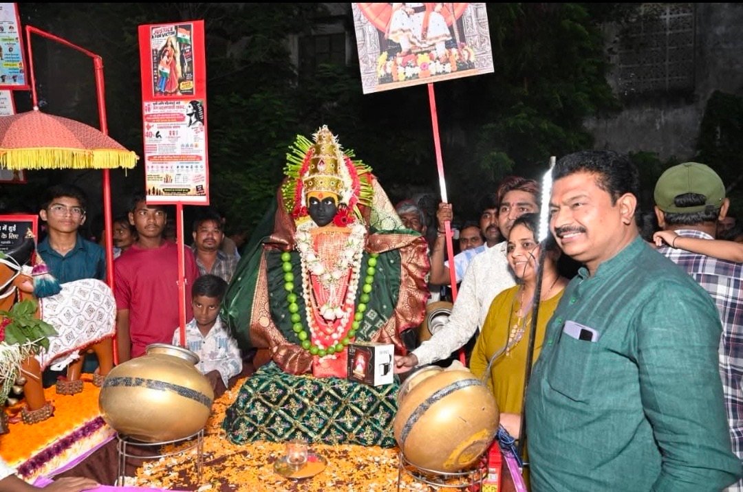तान्हा पोळ्यात ‘माँ तुळजा भवानी’च्या वेशभूषेत कर्णव संदीप बानकर.