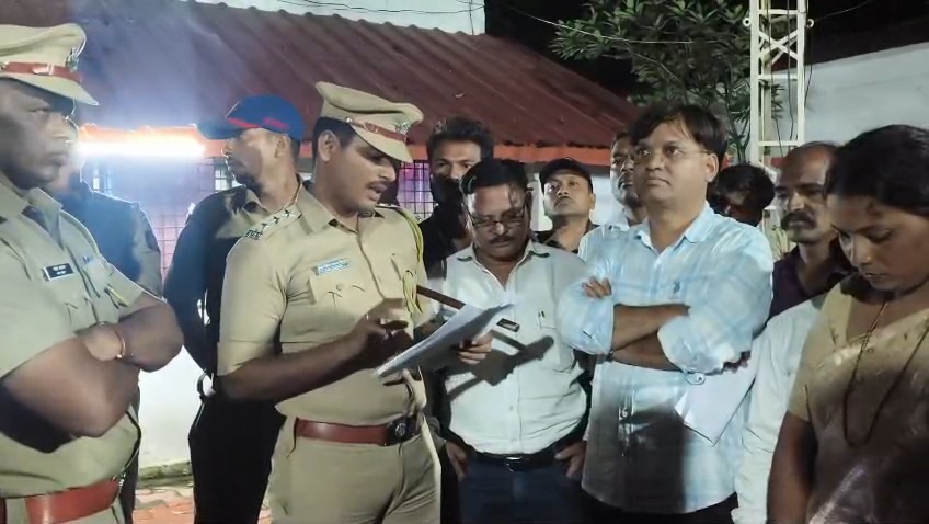 अस्मितेचा एल्गार वंचित शोषितांचे आवाज सामाजिक संघटनेचे परमानंद मेश्राम यांच्या नेतृत्वाखाली साकोली येथील उपविभागीय पोलीस अधिकारी यांना निवेदन