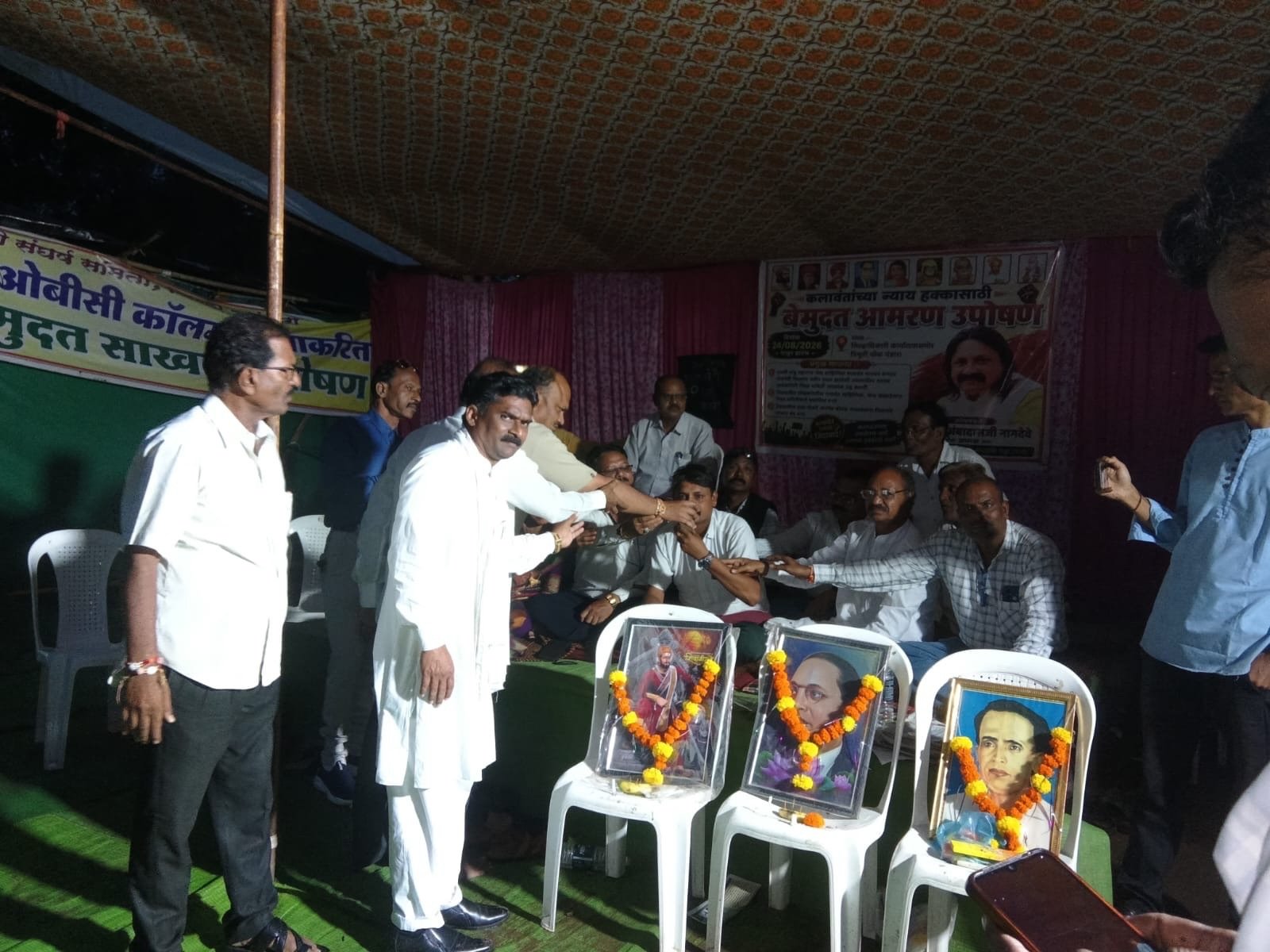 अखेर श्रीकांत नागदेवे यांचे कलावंतांच्या न्याय मागण्यांकरिता सुरू केलेले आमरण उपोषण जिल्हाधिकारी यांच्या आश्वासनानंतर मागे