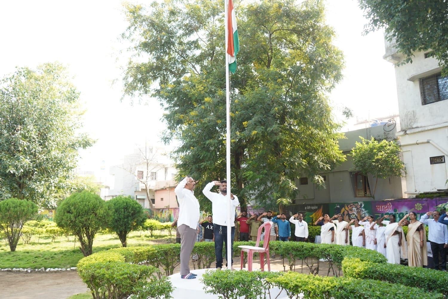 राजुरा मुक्तीसंग्राम दिनानिमित्त गडचांदूर नगर परिषदेत ध्वजारोहण राजुरा मुक्तीसंग्राम दिनानिमित्त गडचांदूर नगर परिषदेत ध्वजारोहण
