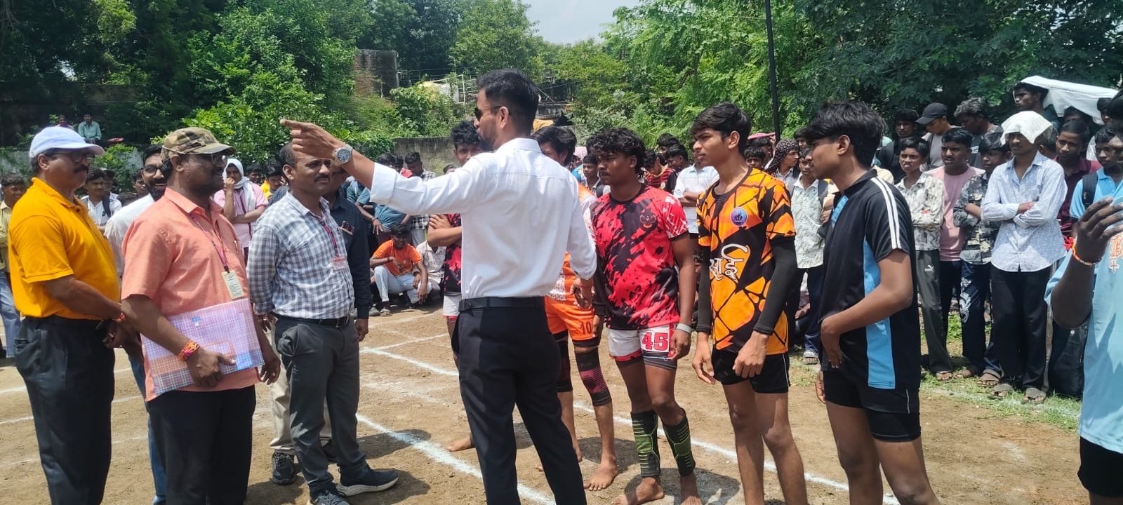 गटशिक्षणाधिकारी प्रमोद वळीव विद्यार्थ्यांसोबत मैदानात; व्हॉलिबॉल खेळून वाढविले खेळाडूंचे मनोबल. गटशिक्षणाधिकारी प्रमोद वळीव विद्यार्थ्यांसोबत मैदानात; व्हॉलिबॉल खेळून वाढविले खेळाडूंचे मनोबल.