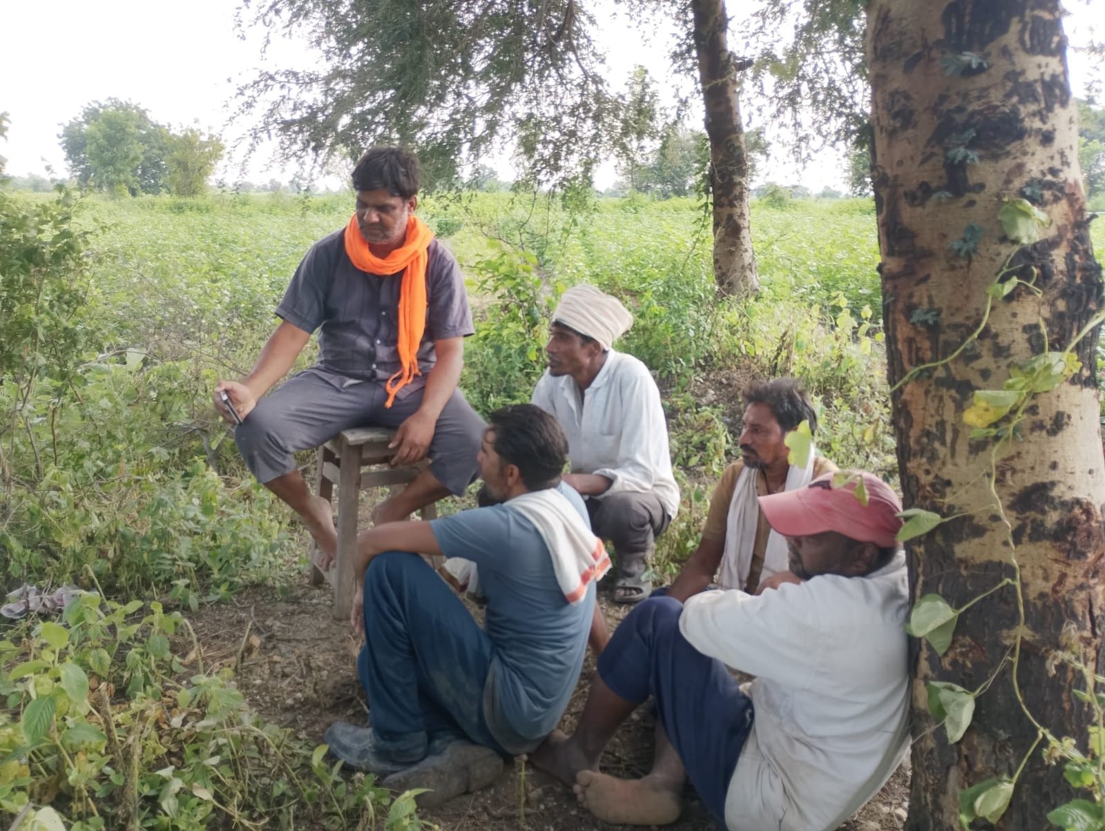 खामोना गावातील शेताच्या बांधावर दिलीप गिरसावळे यांच्या उपस्थितीत ऐकली ‘मन की बात’.- व्यसनमुक्तीच्या संदेशातून मजुरांना मिळाले ज्ञान!
