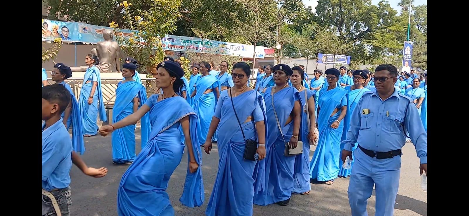 दीक्षाभूमीवर उसळला भीमसागर दीक्षाभूमीवर उसळला भीमसागर