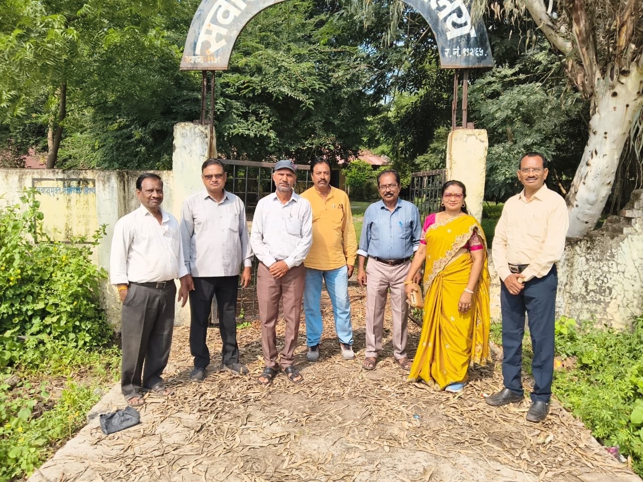 बंद पडलेल्या सर्वोदय विद्यालय सास्ती येथे माजी विद्यार्थ्यांची भेट.