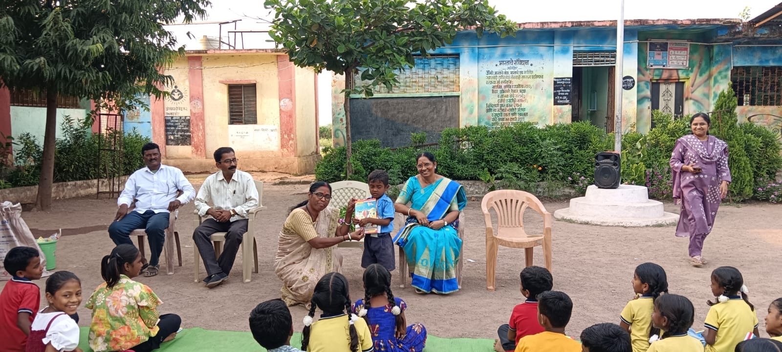 वाढदिवसानिमित्त विद्यार्थ्यांना शैक्षणिक साहित्य वाटप; वडाचे झाड लावून पर्यावरण संवर्धनाचा संदेश.